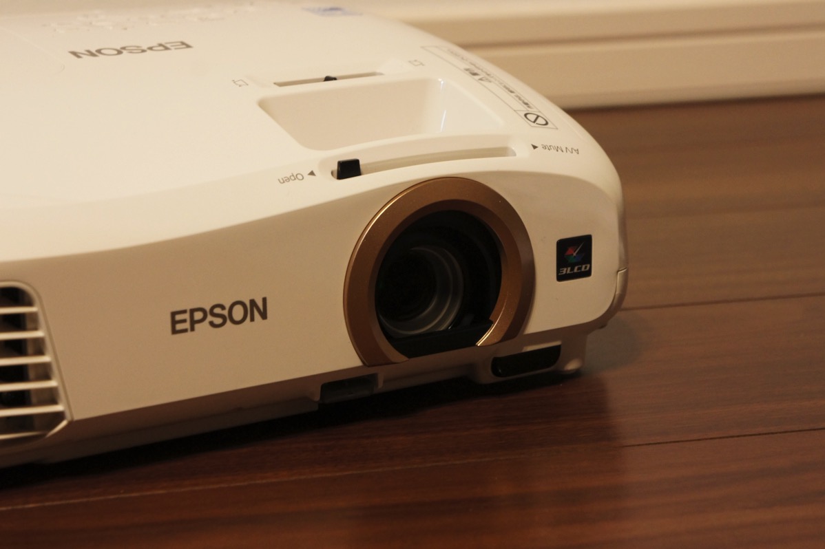 EPSON EH-TW5350レビュー ホームシアター初心者におすすめなモデル！ | プロジェクターの選び方、比較ナビ！