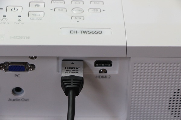 プロジェクターHDMI端子にケーブル接続